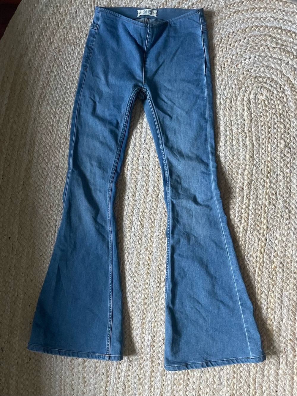 WE THE FREE Boho Y2K Flare Bell Bottom High Rise Stretch Denim Jeans Light Wash - Picture 2 of 9